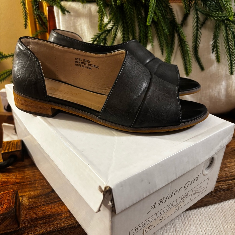 Last chance • Rider Girl Desiner Cut Open Toe Flats in Navy